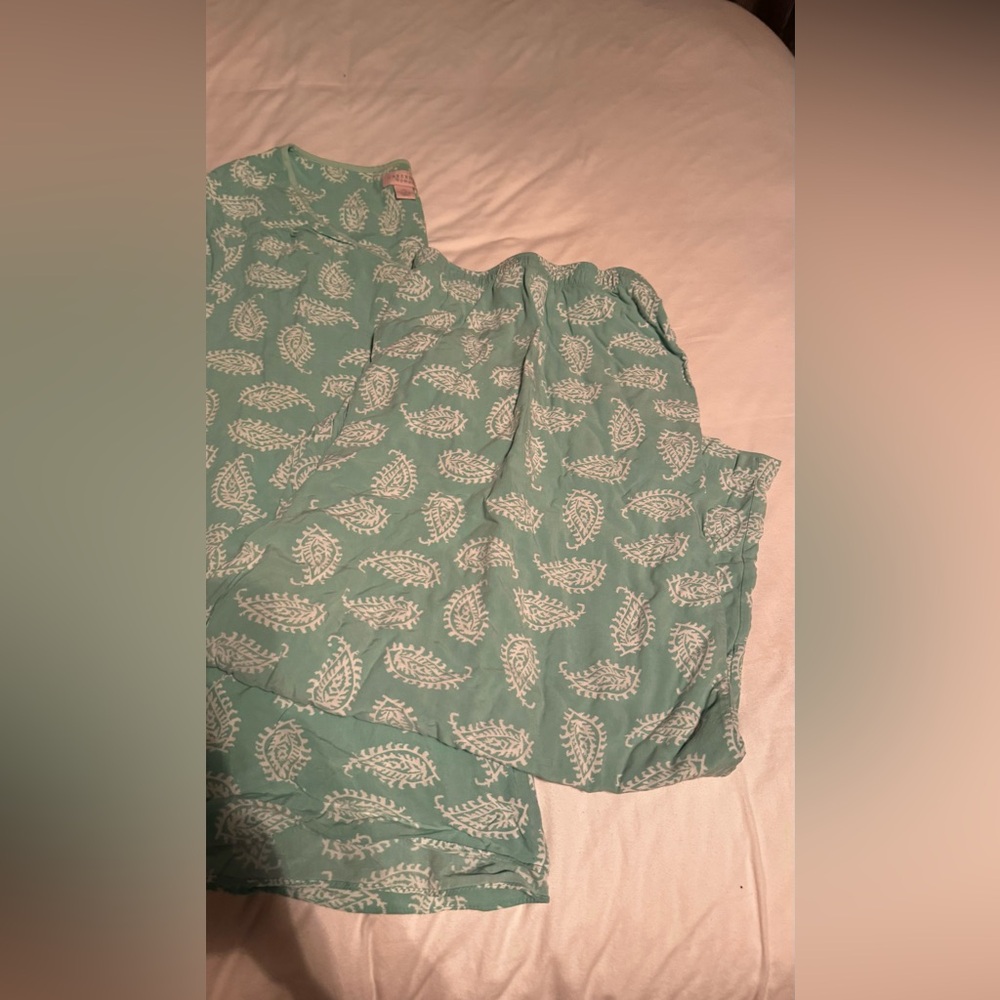 Pajama set. Top and capri wide leg bottoms